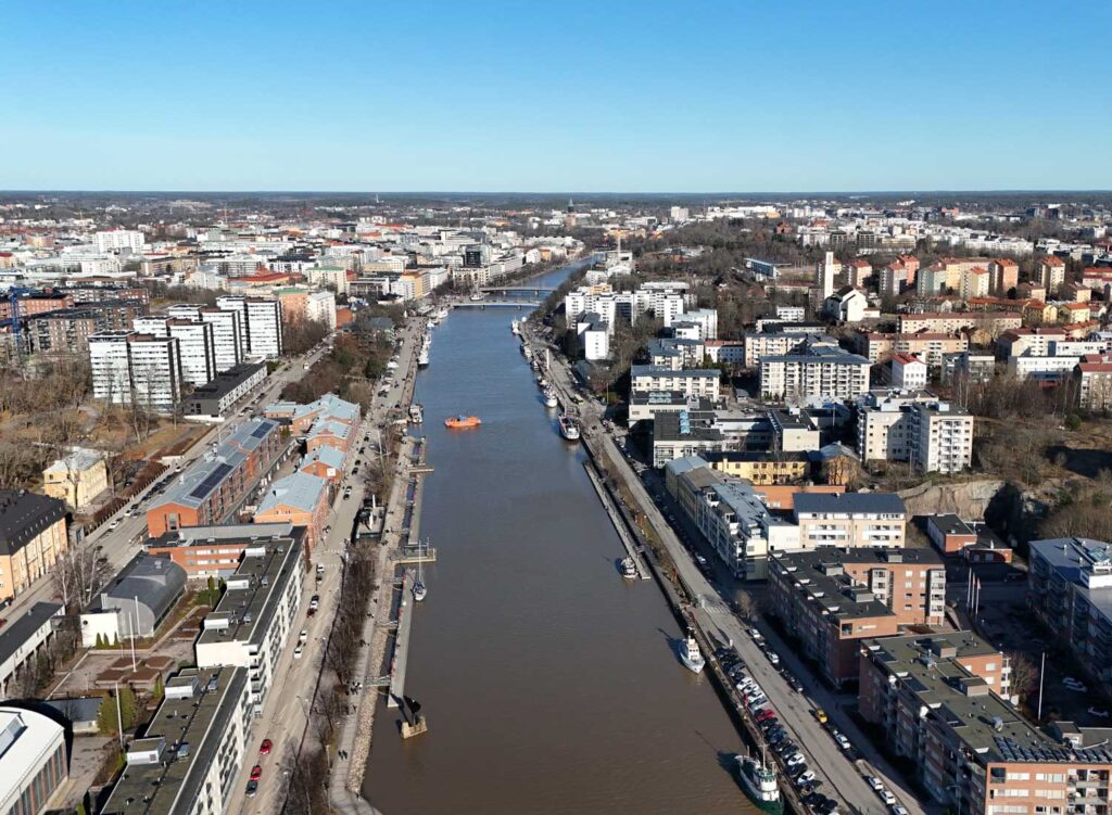 Ilmakuvaa Turun jokirannasta.